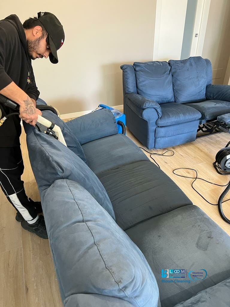 Pulizia divano alcantara a domicilio a Milano