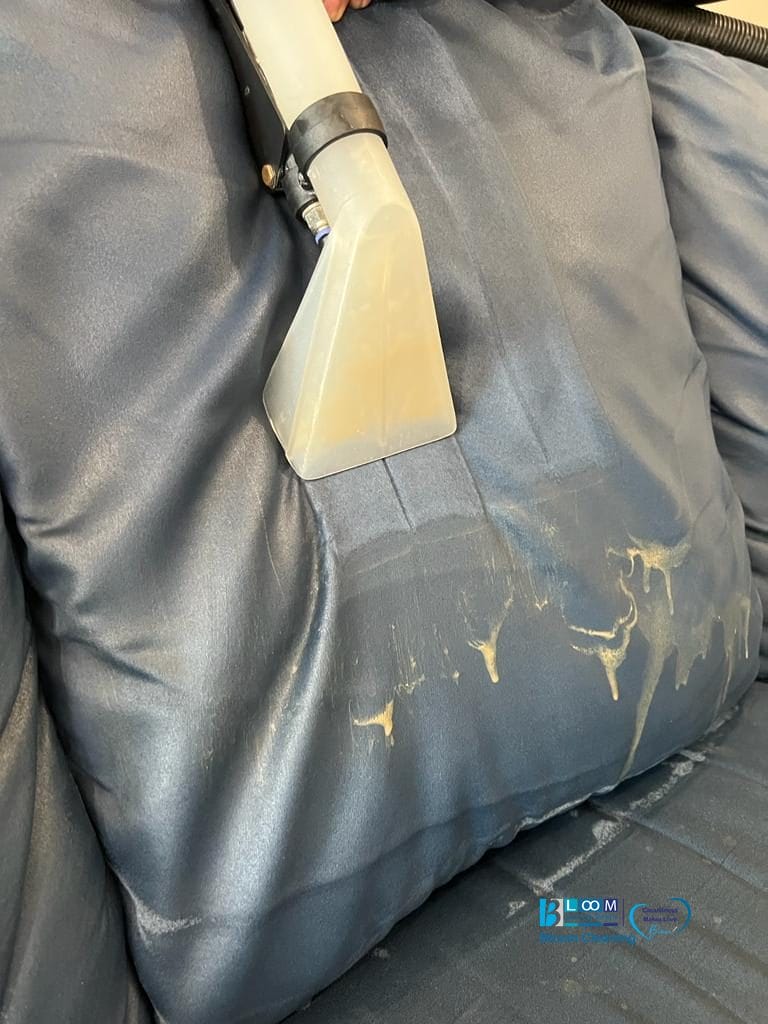 Pulizia divano alcantara a domicilio a Milano