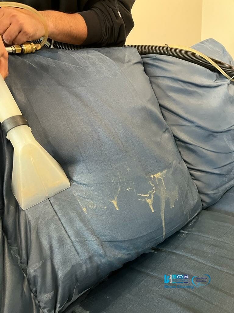 Pulizia divano alcantara a domicilio a Milano