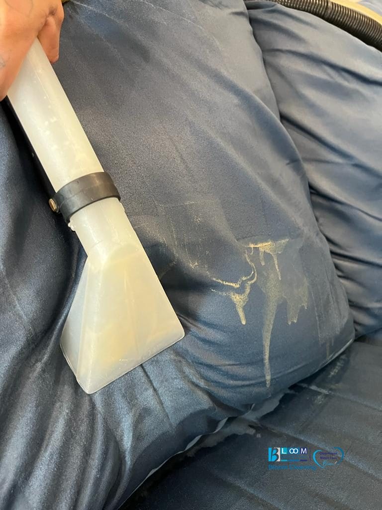 Pulizia divano alcantara a domicilio a Milano