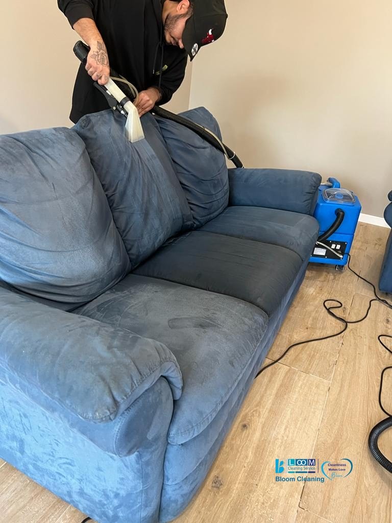 Pulizia divano alcantara a domicilio a Milano