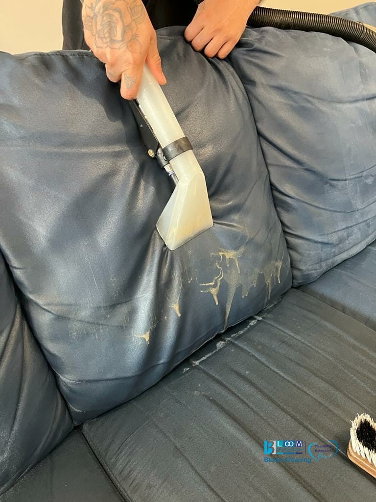 Pulizia divano alcantara a domicilio a Milano