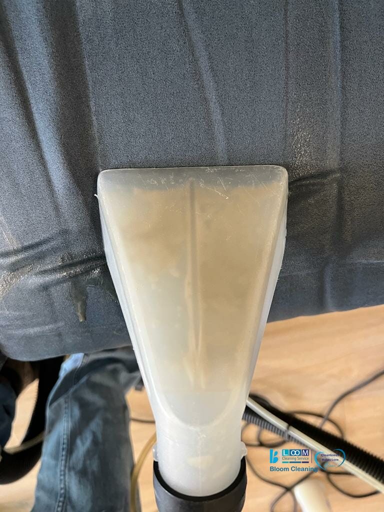 Pulizia divano alcantara a domicilio a Milano