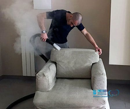 Sanificazione divano con vapore