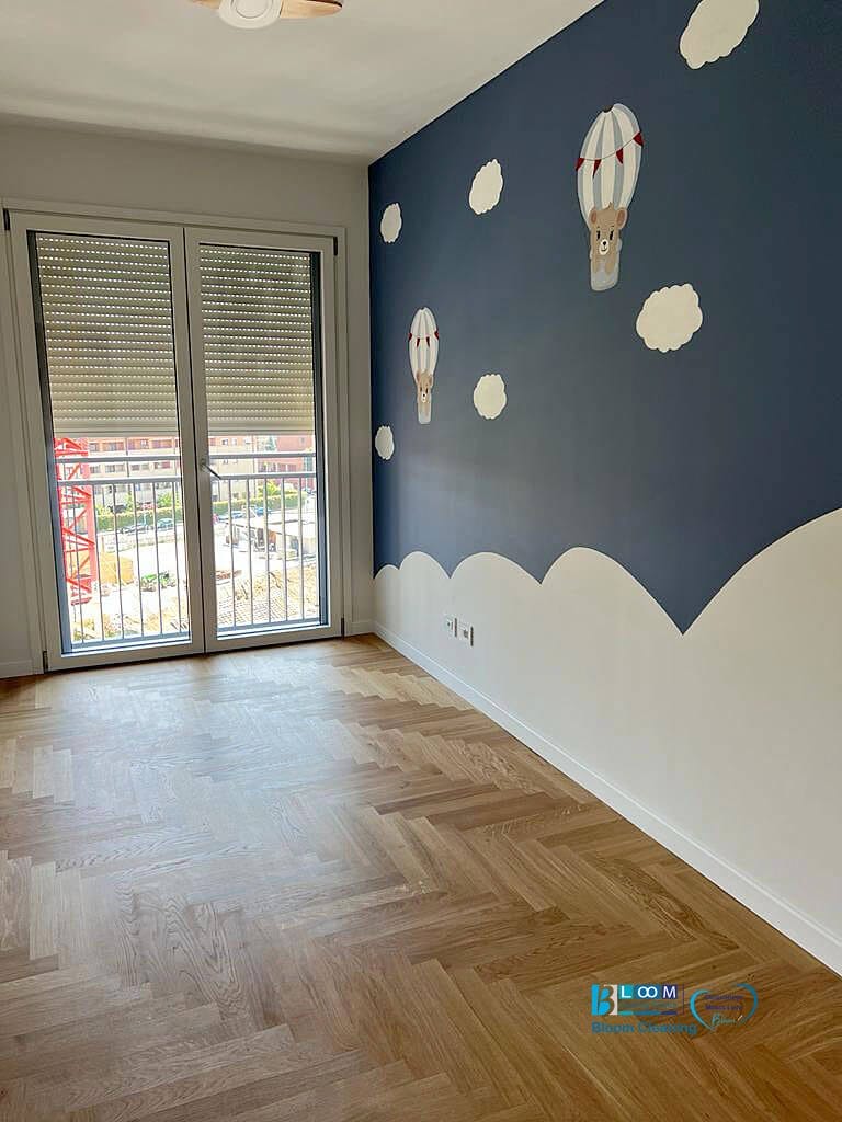 Una stanza di Milano con le mongolfiere alle pareti.