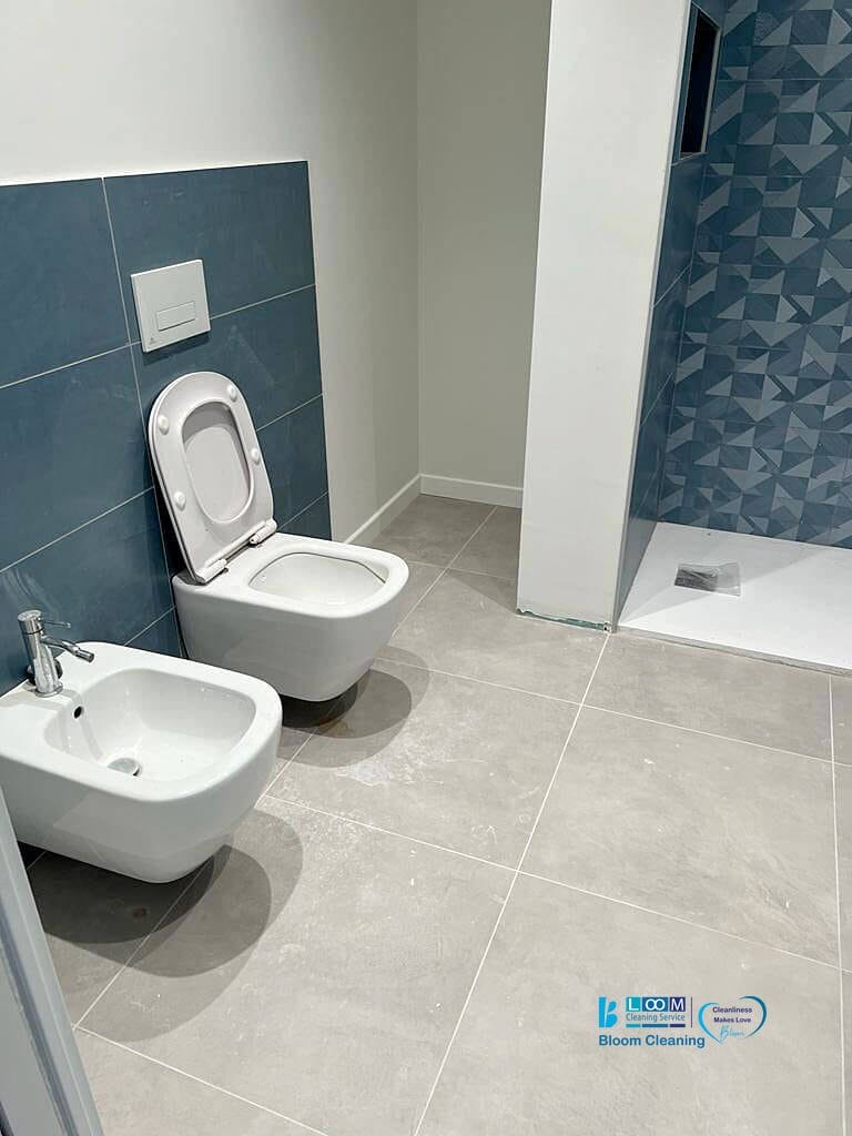 Un bagno Milano con due wc e doccia pulito da Bloom Cleaning Service specializzato in pulizia post-cantiere.