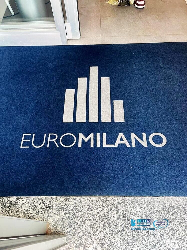 Logo Euromilano su una moquette blu a Milano.