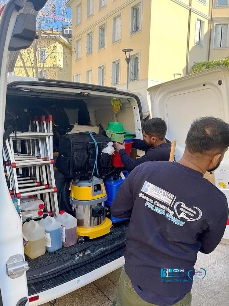 Il team di Bloom Cleaning al lavoro per la pulizia profonda di un appartamento a Milano.