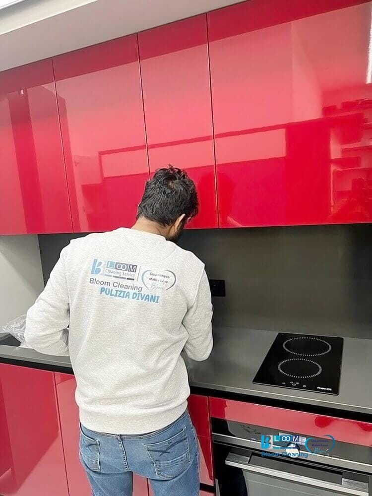 Il team di Bloom Cleaning al lavoro per la pulizia profonda di un appartamento a Milano.