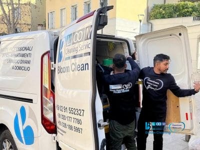 Due persone di Bloom Cleaning con l'attrezzatura per le pulizie di un appartamento a Milano
