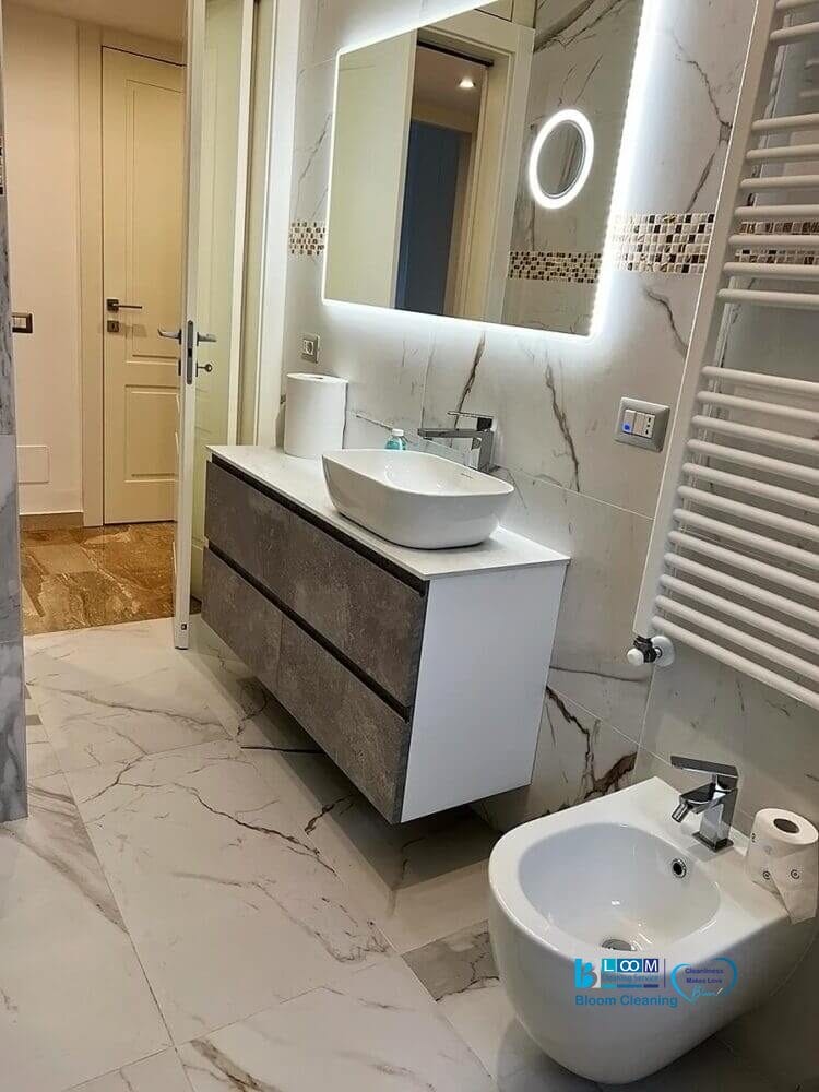 Interno di un bagno moderno a Settimo Milanese dopo il servizio di pulizie di Bloom Cleaning.