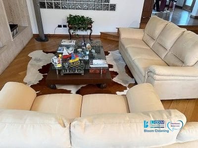 Un accogliente soggiorno dal design contemporaneo caratterizzato da un divano in Alcantara color crema appena lavato da Bloom Cleaning.