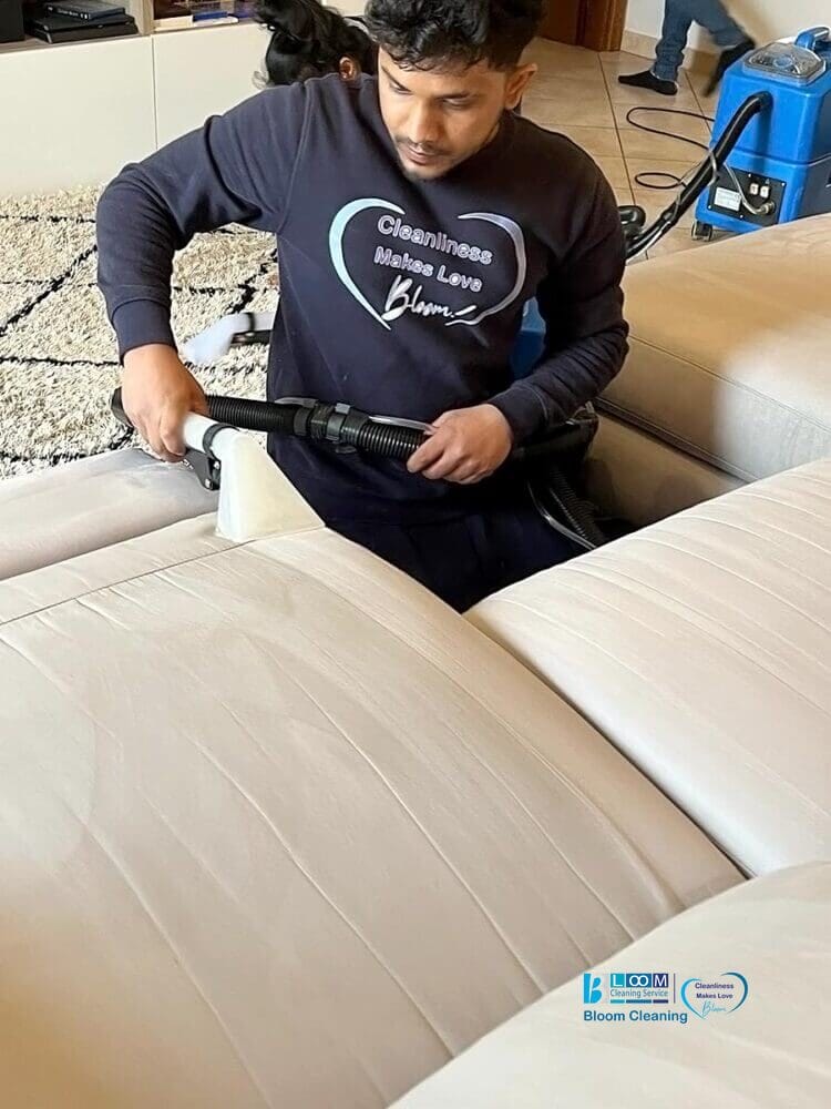 Un individuo concentrato in una camicia scura con la scritta