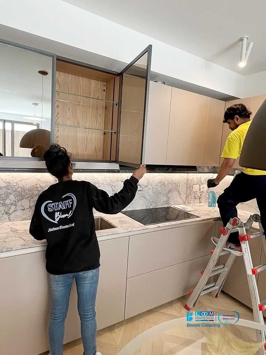 Due persone che installano o riparano i mobili della cucina garantendo allo stesso tempo la pulizia degli appartamenti milano.