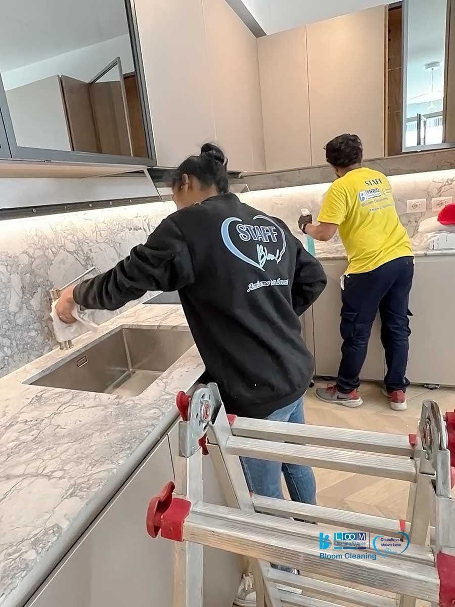 Due operai installano il bancone della cucina durante un progetto di pulizia appartamenti Milano.
