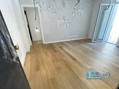 Un appartamento di Milano parzialmente arredato con lampade non verniciate, pavimento in legno e pareti texturizzate. C'è una porta da un lato e una grande finestra dall'altro, che consente alla luce naturale di entrare. Ideale per chi cerca fascino ed eleganza. Servizi di Pulizia Straordinaria disponibili su richiesta.