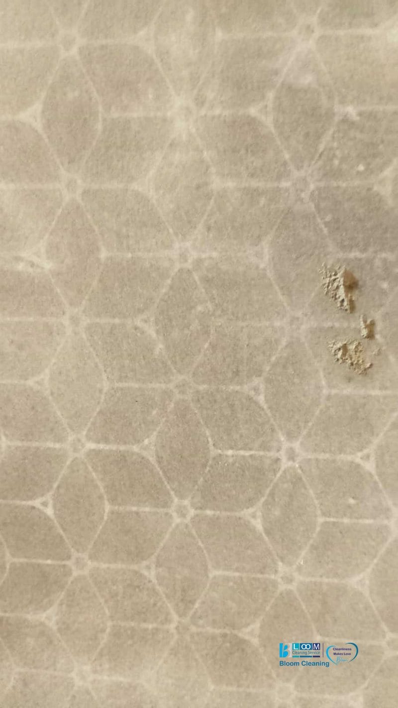 Primo piano di carta testurizzata marrone chiaro, che ricorda un'ambientazione di Pulizia Post-Cantiere, con un debole motivo geometrico che ricorda forme a nido d'ape e alcuni piccoli punti irregolari.