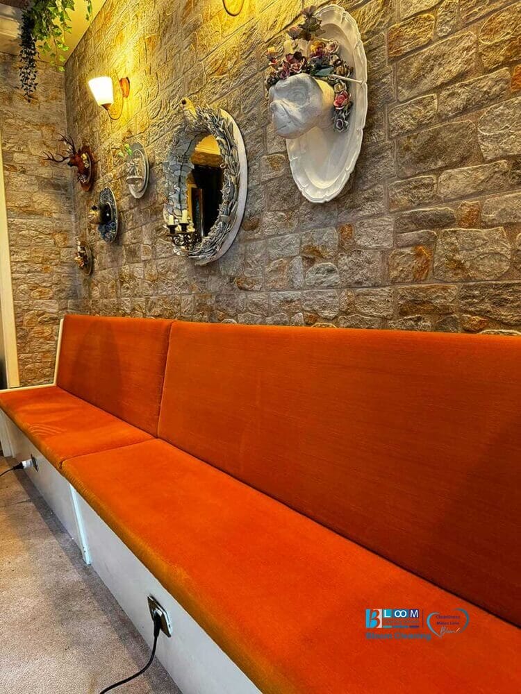 divanetto velluto arancione perfettamente pulito dopo trattamento professionale