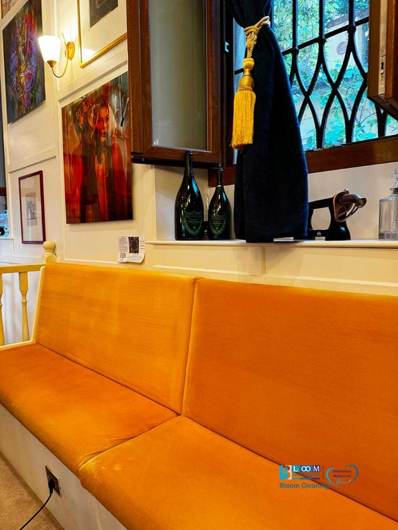 divanetto velluto arancione perfettamente pulito dopo trattamento professionale