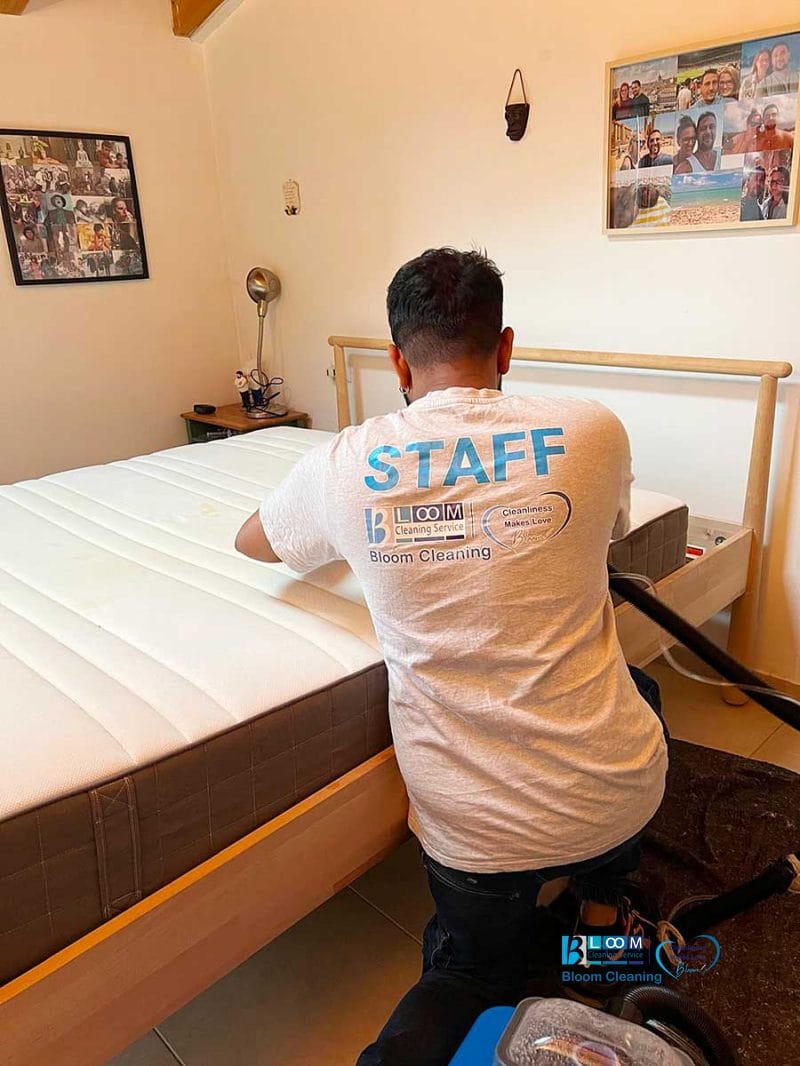 Un membro dello staff in maglietta