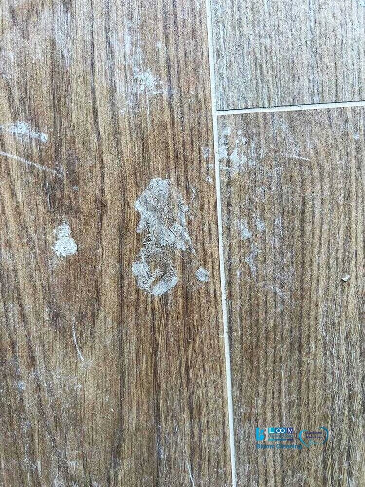 Una macchia di residuo bianco su un pavimento in piastrelle con motivo a legno, simile a un volto di profilo, è una cosa comune prima che i servizi di pulizia post cantiere Nerviano riportino le superfici alla perfezione.