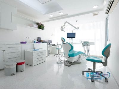 Moderno studio dentistico con poltrone turchesi, attrezzature dentali avanzate e luce naturale proveniente da ampie finestre: uno spazio accogliente progettato con la tecnologia automatica Bozza.